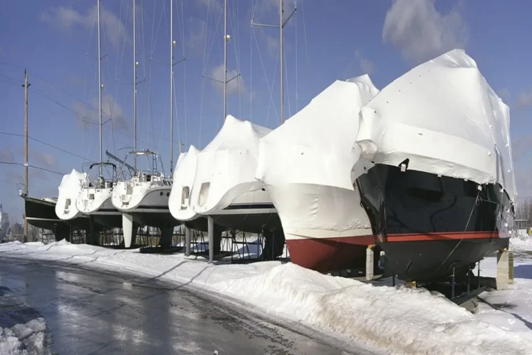 śnieg na łodziach w przystani